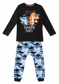 Sort langærmet skjorte med et "Shark Party" grafik, der viser tegneseriehajer og mad. Blå pyjamabukser med et hajmønster i forskellige nuancer.