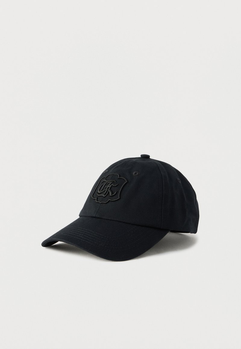 Svart baseballcaps med en strukturert logo foran, buet brem, justerbar stropp og en jevn stofffinish.