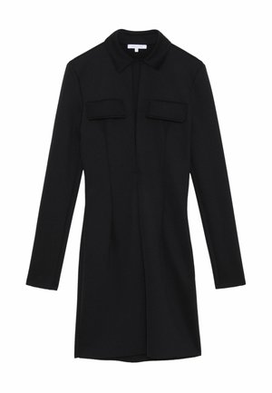 Robe noire à manches longues avec col et deux poches poitrine à rabat, silhouette cintrée et fermeture avant dissimulée.