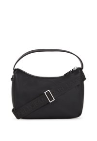 Borsa a mano in pelle nera con finitura texturizzata, forma curvata, chiusura con zip superiore e una larga tracolla regolabile con logo impresso.