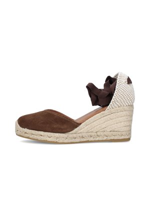 Scarpa espadrilla con zeppa in suede marrone, tacco in juta intrecciata, retro in tessuto bianco a quadri e nastro marrone da annodare alla caviglia.