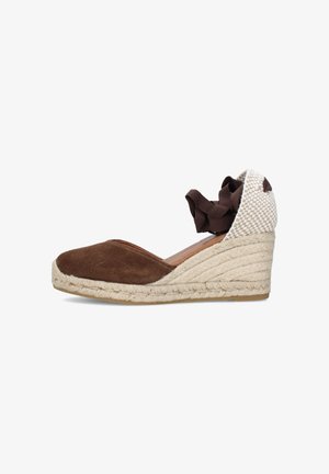 Scarpa espadrilla con zeppa in suede marrone, tacco in juta intrecciata, retro in tessuto bianco a quadri e nastro marrone da annodare alla caviglia.