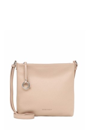 Beige tekstureret læder crossbody-taske med sølvfarvet ringet lynlåstrækker og justerbar rem, Suri Frey-mærket prydet på forsiden.