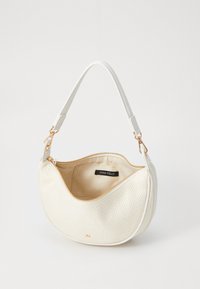 Sac à bandoulière blanc avec un motif géométrique, fermeture éclair, intérieur beige et bandoulière réglable. Les accents en métal doré ajoutent une touche de détail.