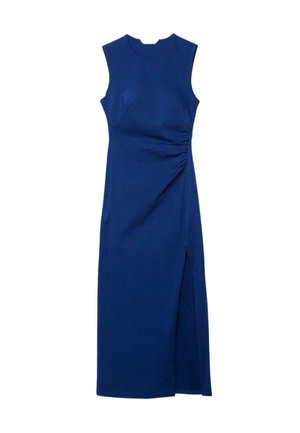 Robe maxi bleu marine sans manches avec fronces latérales et une fente avant s'étendant du genou jusqu'à l'ourlet.