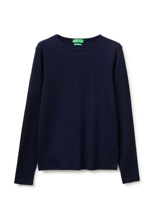 Granatowy, długi rękaw, koszulka z okrągłym dekoltem z zieloną metką marki przy szyi, przedstawiona na białym tle.