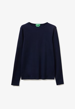 Marineblaues Langarmshirt mit Rundhalsausschnitt und grünem Markenetikett am Kragen, auf weißem Hintergrund dargestellt.