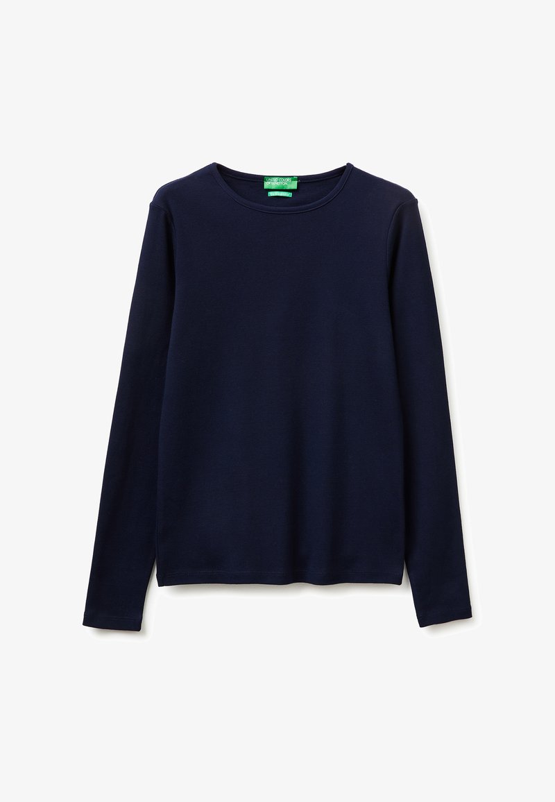 Marineblaues Langarmshirt mit Rundhalsausschnitt und grünem Markenetikett am Kragen, auf weißem Hintergrund dargestellt.