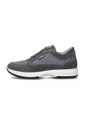 Scarpa atletica grigia caratterizzata da un mix di materiali in camoscio e mesh, una punta arrotondata, lacci piatti e una suola intermedia bianca con una suola esterna nera e texturizzata.