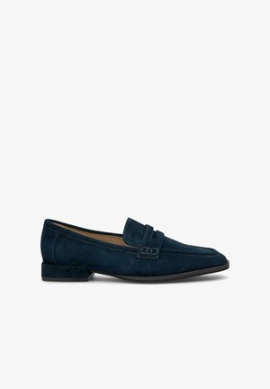 Marineblaue Wildlederslipper mit niedrigem Blockabsatz, ausgestattet mit einem dekorativen Riemen und Nähdetails entlang der oberen Kante. Glatte Textur.