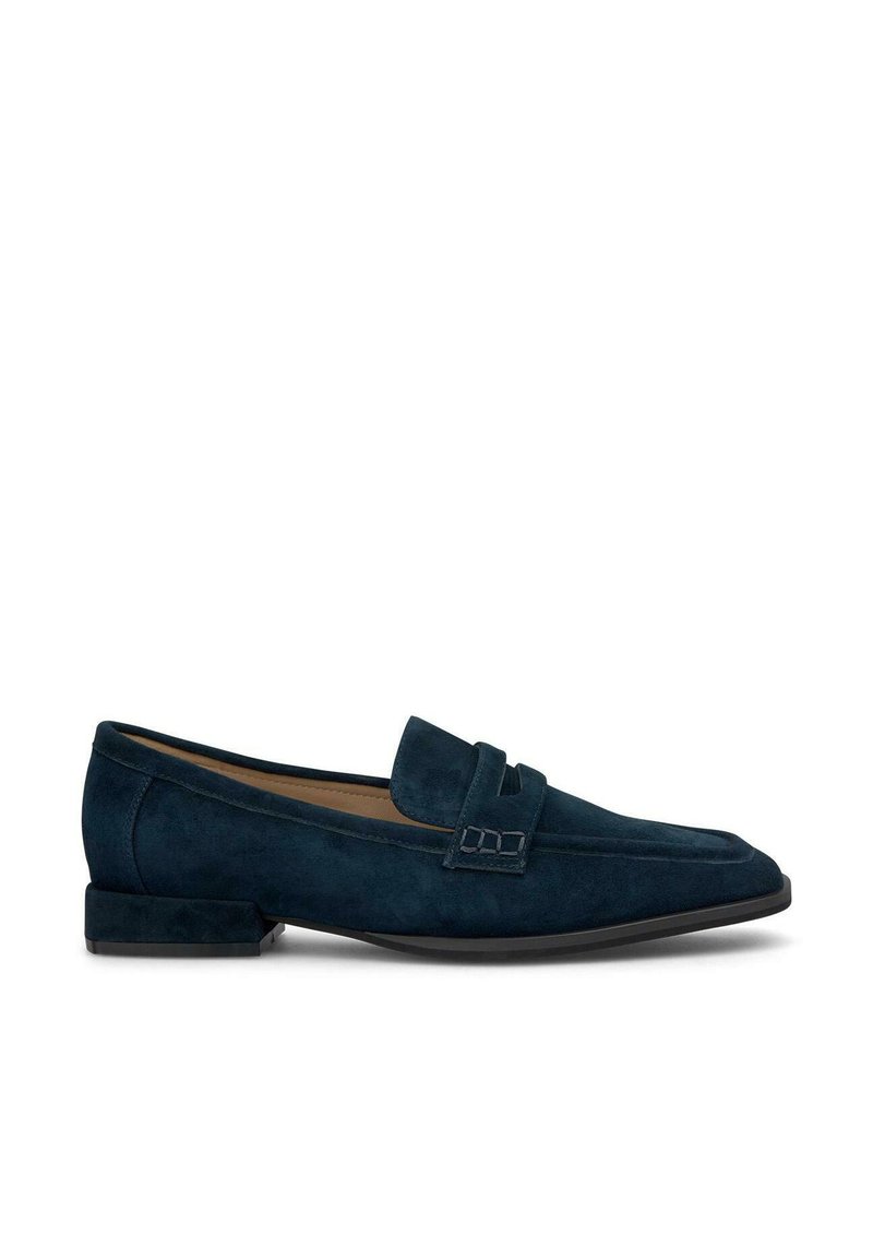 Marineblaue Wildlederslipper mit niedrigem Blockabsatz, ausgestattet mit einem dekorativen Riemen und Nähdetails entlang der oberen Kante. Glatte Textur.