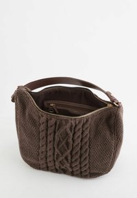 Bolso marrón tejido con un patrón texturizado de punto y una correa de cuero suave. Cuenta con cierre de cremallera y un bolsillo interior.