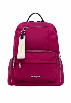 Magenta plecak z wieloma przegrodami zapinanymi na zamek, czarną rączką oraz białą tkaną metką z napisem „Desigual” przymocowaną w pobliżu górnego zamka.