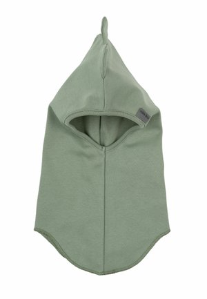 Groene katoenen bivakmuts met een ronde kap, twee puntige accenten bovenop en een verlengde snit aan de achterkant voor bedekking van de nek.