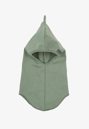 Pasamontañas de algodón verde con una capucha redondeada, dos acentos puntiagudos en la parte superior y un corte alargado en la parte posterior para cubrir el cuello.