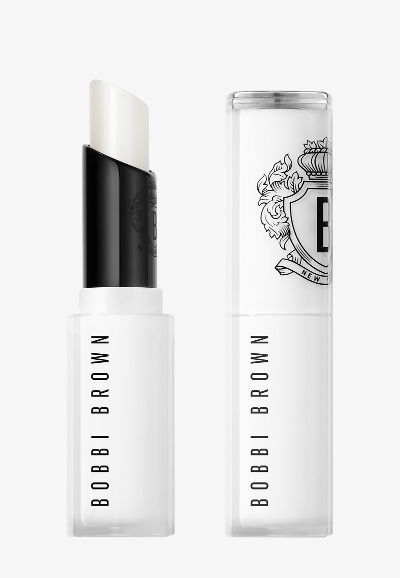 Baume à lèvres blanc Bobbi Brown avec tube intérieur noir, un avec bouchon enlevé et un avec bouchon en place, montrant le nom de la marque et le design du blason.