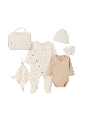 Neugeborenen-Bekleidungsset mit gemustertem Fußsack, beiger Bodysuit, Mütze, Fäustlingen, kleiner Tasche und geknotetem weichem Stofftier.