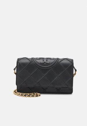 Sac à main en cuir noir matelassé avec une chaîne dorée, présentant un haut arrondi et un logo en relief sur le rabat.