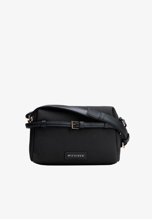 Czarna prostokątna torba na ramię z regulowanym paskiem i złotą klamrą, z oznaczeniem marki Wittchen na przodzie.
