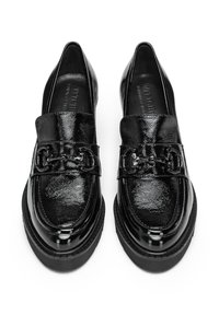 Schwarze Lackleder Slipper mit runder Zehenform, dickem schwarzen Absatz, dekorativem Kettendetail auf dem Blatt und glänzender Oberfläche.