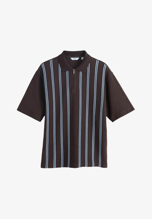 Pruun lühikeste varrukatega polosärk, millel on sinised ja valged vertikaalsed triibud ning poole luku ja kraega.