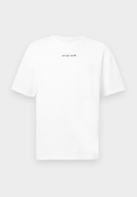 Camiseta blanca de manga corta con pequeño logo de texto negro "Samsøe Sams�øe" centrado cerca del escote.