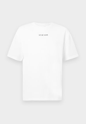 Witte T-shirt met korte mouwen met een klein zwart 'Samsøe Samsøe' tekstlogo gecentreerd bij de hals.