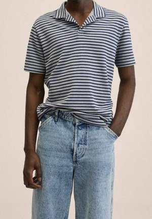 Koszulka polo w paski w kolorze granatowym i jasnoszarym, krótki rękaw, miękka tkanina. W zestawie z jasnoniebieskimi, luźnymi dżinsami.