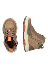 Bruine suede hoge sneakers met groene accenten, oranje branding, gestructureerd oppervlak en ritsdetails aan de zijkant. Rubberen zool met grip.