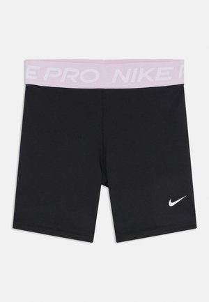 Shorts de sport noirs avec une ceinture élastique rose comportant "NIKE PRO". Comprend un logo Swoosh blanc de Nike sur le bas à gauche.