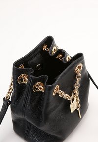 Borsa a secchiello nera in pelle con finitura texture, hardware dorato, dettagli in catena, chiusura a coulisse e un piccolo lucchetto decorativo.