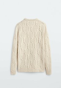 Jasnobeżowy sweter w splot kablowy z teksturowanym wzorem, z prążkowanymi mankietami i okrągłym dekoltem, widziany od tyłu.
