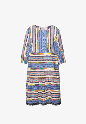Multicolore patroon jurk met een ronde hals, driekwart mouwen en een gelaagde rok. Heeft blauwe, gele en rode strepen en zwarte accenten.