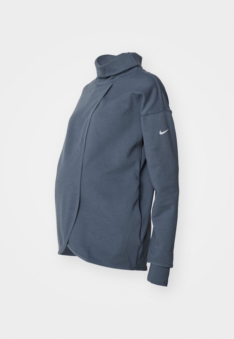 Sweatshirt de maternité en gris foncé. Il présente un col haut, une ouverture frontale asymétrique, des manches longues, et le logo Nike sur le bras gauche. Tissu doux.