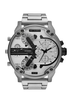 Montre-bracelet Diesel en argent à plusieurs cadrans affichant quatre fuseaux horaires avec aiguilles noires et blanches, fenêtre de date et bracelet en maillons métalliques.