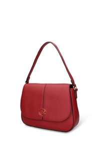 Borsa a tracolla in pelle rossa con finitura testurizzata, patta curva, logo dorato e rifinitura nera a contrasto lungo i bordi.