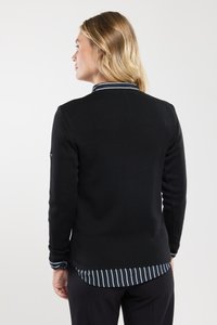Pullover nero a maglia con colletto a strisce bianche e blu navy in contrasto, indossato sopra una camicia a strisce blu e bianche, con maniche lunghe.