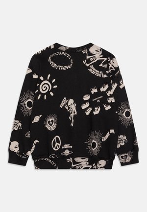 Sweatshirt noir avec des figures d'extraterrestres beiges, des soleils, des planètes, des symboles de paix, et des phrases comme « Continuez à tourner », « Bonne énergie » et « Nous croyons aux humains ».