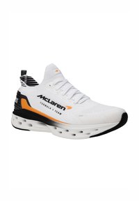 Chaussure de course blanche avec tige en mesh, accents orange et noir, et branding McLaren. Dispose d'une semelle rembourrée avec des unités d'air visibles.