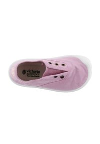 Zapatilla de lona rosa tipo slip-on con suela de goma blanca, que presenta ojales de metal, tejido texturizado y un logo bordado en la plantilla interior.