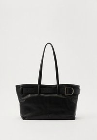 Zwarte leren totebag met twee lange handvatten, een gestructureerd ontwerp, brede bodem en een riemaccent met een metalen gesp detail.