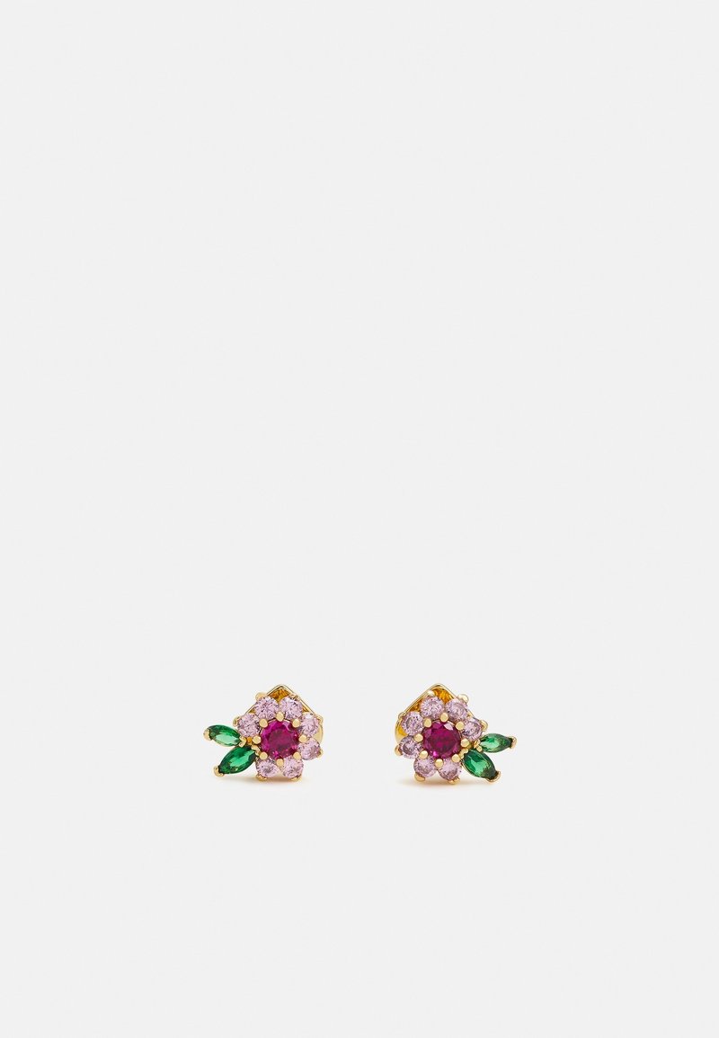 Boucles d’oreilles clous en forme de fleur en or avec des pierres roses centrales, entourées de petites pierres rose clair et de deux gemmes vertes en forme de feuille.