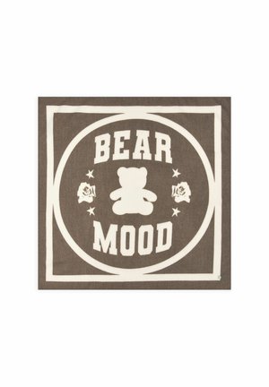Quadratischer brauner Teppich mit weißem Design, das eine Teddybär-Silhouette, zwei Rosen, Sterne und die Worte "BEAR MOOD" in fetten Buchstaben zeigt.