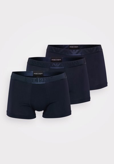Trei perechi de boxeri navy, confecționați dintr-un material neted, având brâie elastice cu detalii subtile ale logo-ului.
