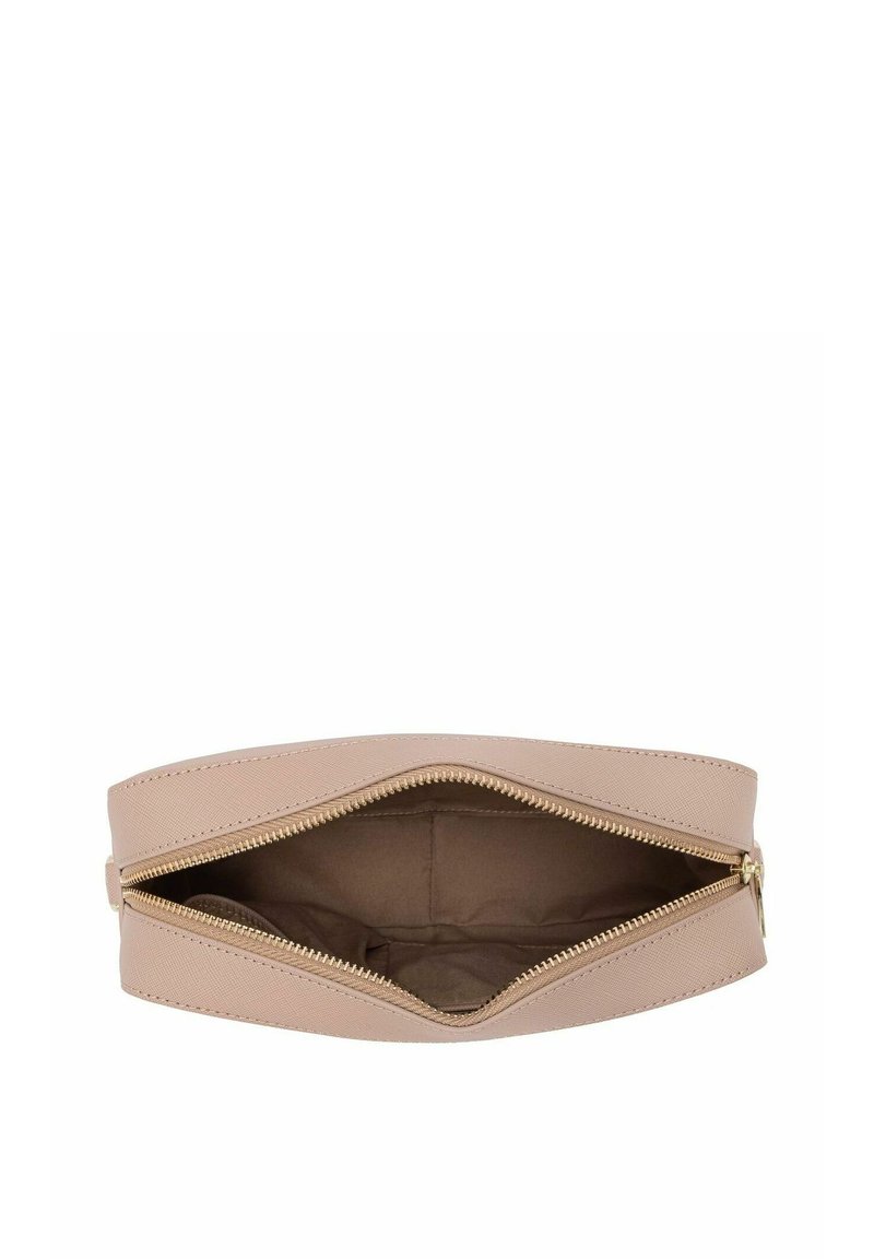 Clutch beis con cremallera, exterior sintético suave, herrajes dorados y un suave forro interior de tela. Su diseño abierto muestra un amplio espacio.