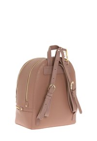 Zaino in pelle marrone con forma arrotondata, dettagli della cerniera dorati, spallacci regolabili e texture liscia. Due scomparti con cerniera.