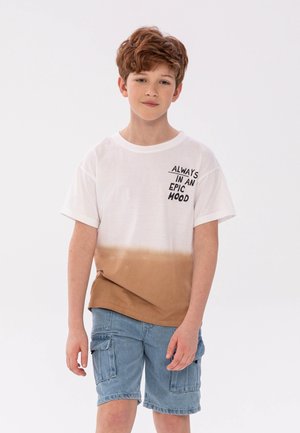 Hvid og brun gradient t-shirt med teksten "ALWAYS IN AN EPIC MOOD", parret med blå cargo shorts. Stof ser blødt ud med en afslappet pasform.