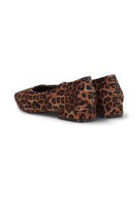 Bailarinas con estampado de leopardo, con una textura suave, tacón bajo negro y diseño de punta redonda. Presentan una silueta elegante y un acabado suave.