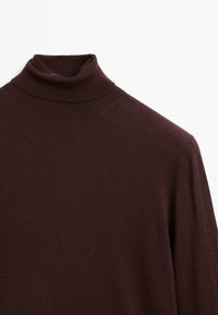 Burgundy polokrage tröja i mjukt material; har en åtsittande krage och en slät yta med långa ärmar och en klassisk silhuett.