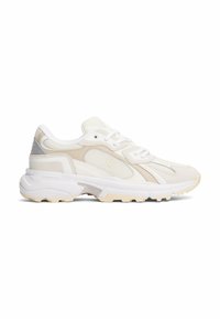 Sneakers met een witte mesh en synthetisch bovenwerk, lichtbeige accenten, ronde neus en dikke witte zool met een gestructureerd patroon.